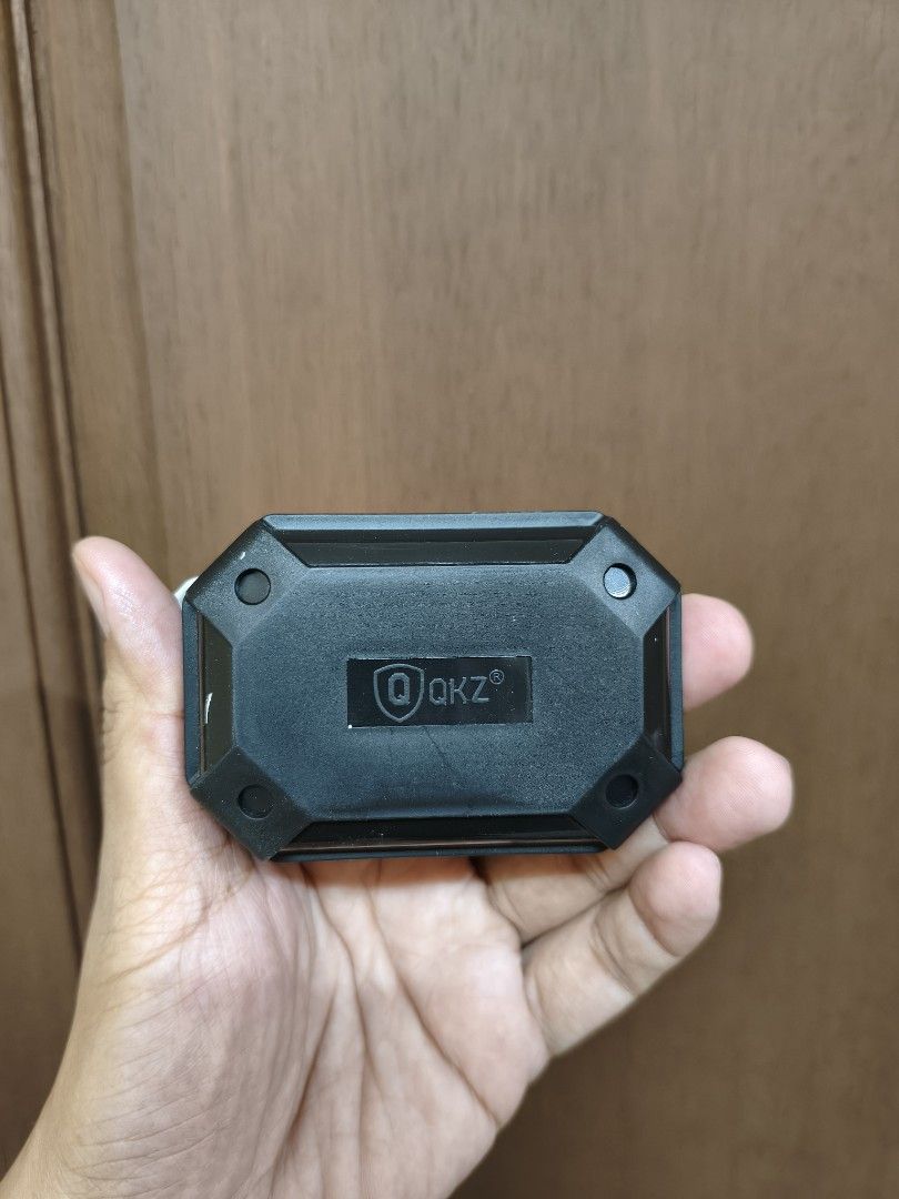 QKZ AK7 wired earphones (Category: Earphones) located in Quezon City. Submitted by unboxingtito (Listing ID 1466443181, Image 2). Description: Brand new and unused. 3.5mm cable included .
