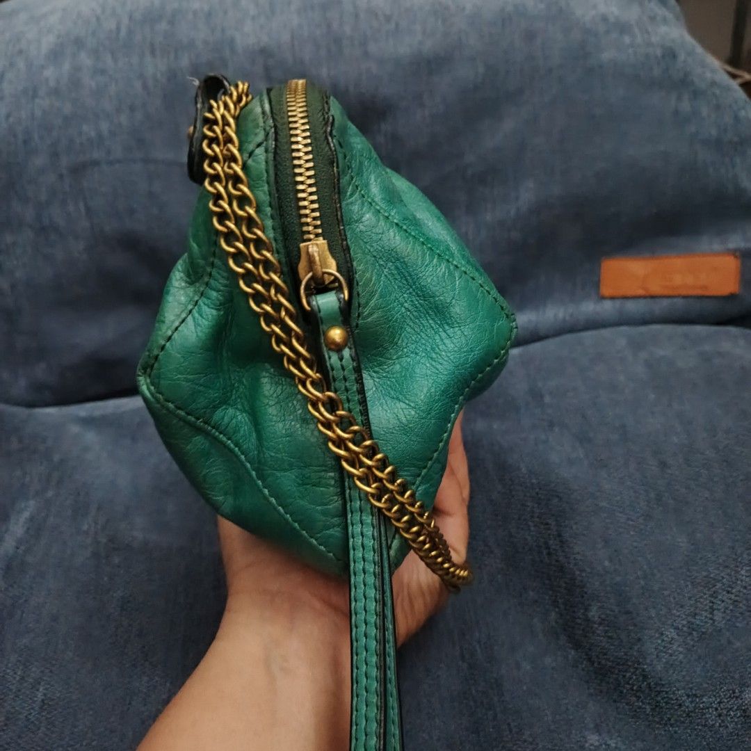 Rabeanco diamond shape chain bag (Category: Luxury Bags & Wallets) located in Urdaneta. Submitted by bernalyn25 (Listing ID 1466551861, Image 3). Description: -Diamond shape chain bag -Can be used as d shoulder or crossbody bag -Made of distressed grain leather - Kasya long wallet - Excellent condition.