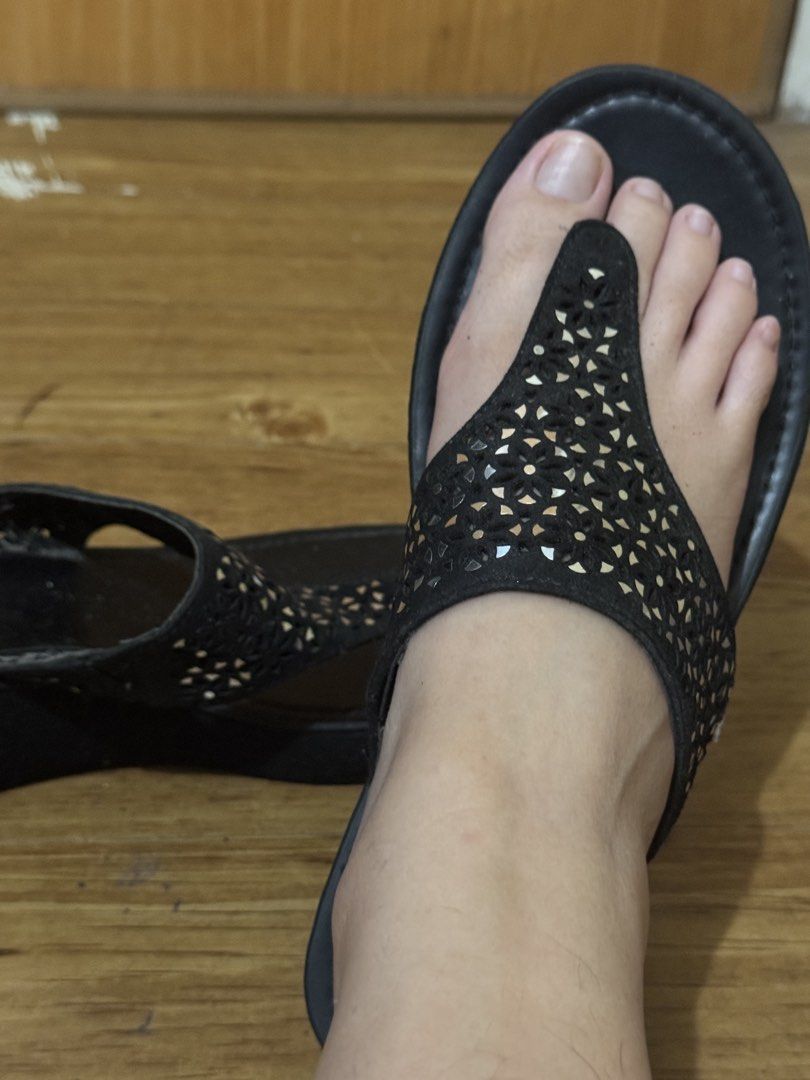 Reaction Kenneth Cole Thong Sandals (Category: Sandals) located in Pasig City. Submitted by authentic_preloved_by_elca (Listing ID 1466459158, Image 2). Description: Authentic but with obvious signs of flaking hence I'm selling it 🥺 Super nice when worn tho 🥹.