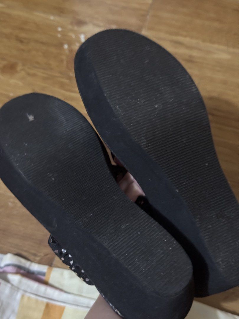 Reaction Kenneth Cole Thong Sandals (Category: Sandals) located in Pasig City. Submitted by authentic_preloved_by_elca (Listing ID 1466459158, Image 3). Description: Authentic but with obvious signs of flaking hence I'm selling it 🥺 Super nice when worn tho 🥹.