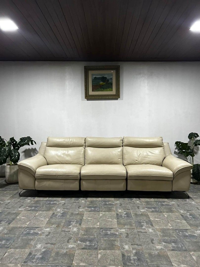 Reclining Sofa (Category: Sofas) located in Meycauayan. Submitted by marygracecasimiro (Listing ID 1466490325, Image 1). Description: Imported Genuine Leather Automatic Reclining Sofa from Italy P30k lang mga suki 105x62x35in Last Price na mga suki/ sagad na price talaga😊 Pick up Only/ Pwede lalamove if gusto Padeliver sagot ni customer bayad sa deliver With usb port Automatic 220v Genuine Leather/ Brown Automatic Reclining Sofa Fully Reclinable