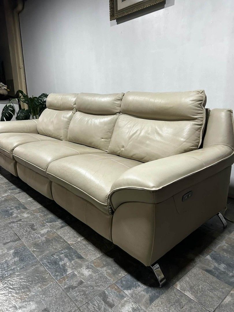 Reclining Sofa (Category: Sofas) located in Meycauayan. Submitted by marygracecasimiro (Listing ID 1466490325, Image 2). Description: Imported Genuine Leather Automatic Reclining Sofa from Italy P30k lang mga suki 105x62x35in Last Price na mga suki/ sagad na price talaga😊 Pick up Only/ Pwede lalamove if gusto Padeliver sagot ni customer bayad sa deliver With usb port Automatic 220v Genuine Leather/ Brown Automatic Reclining Sofa Fully Reclinable