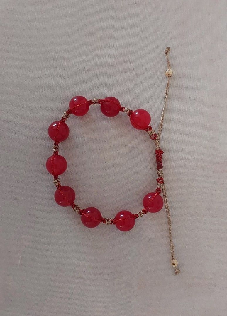 Red Agate Macrame Bracelet (Category: Bracelets) located in Gapan. Submitted by purseofjune (Listing ID 1466367357, Image 1). Description: adjustable size.