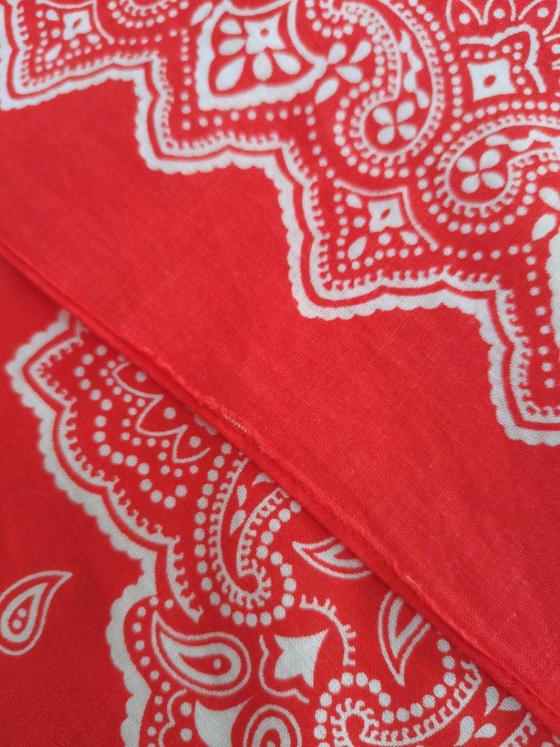 RED PAISLEY BANDANA (Category: Scarves) located in Santa Cruz. Submitted by oddpenguin-4575 (Listing ID 1466530290, Image 3). Description: 📌measurement:20"×20" 📌Brand:Red paisley bandana 📌color-9/10 📌issue:lightly used 📌Actual shades may differ slightly depending on ambient lighting conditions. 📌"Thrift Disclaimer: Items are pre-owned. Expect minor flaws like washable marks or storage dust. Please buy only if you're comfortable with the cha