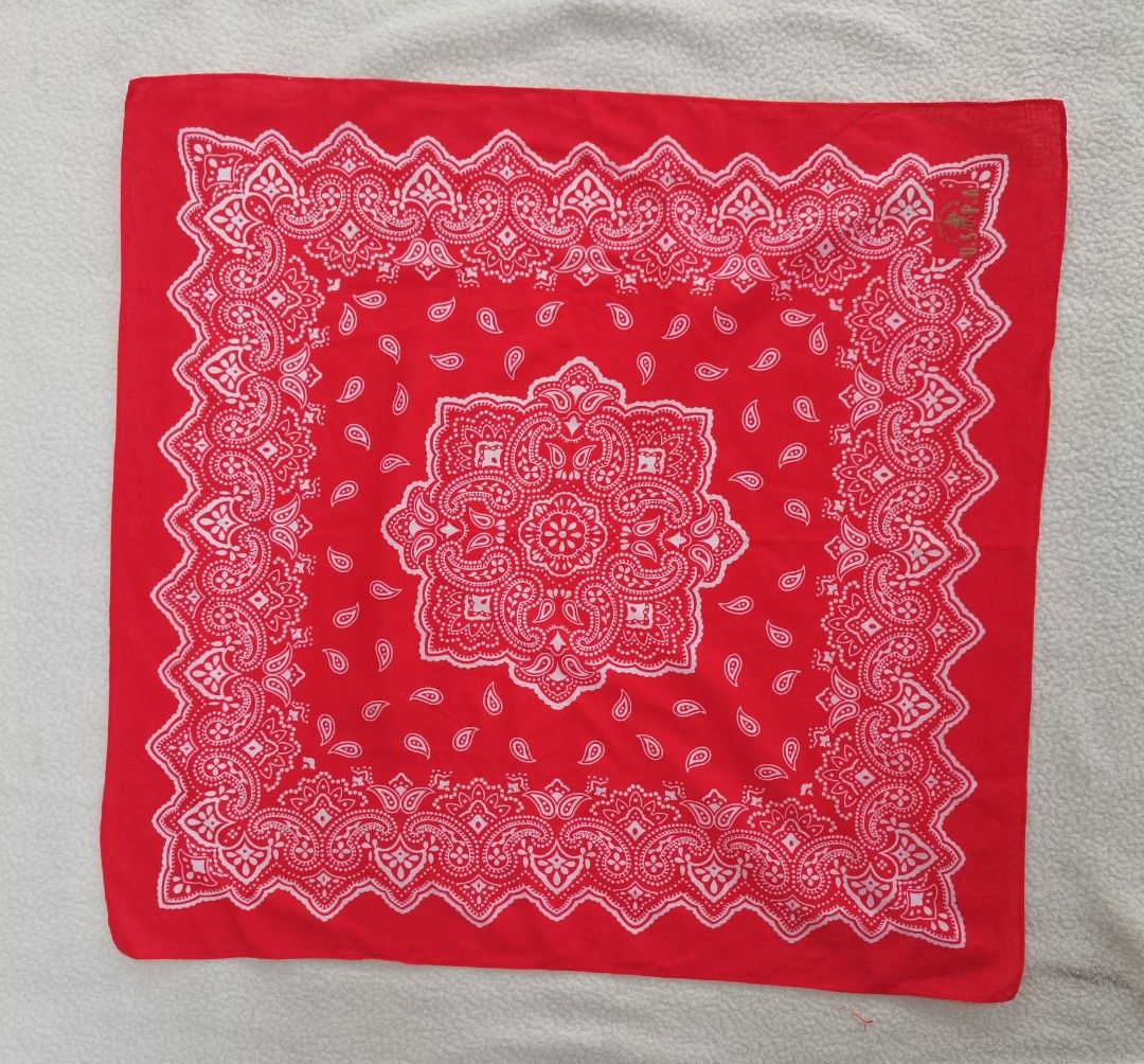 RED PAISLEY BANDANA (Category: Scarves) located in Santa Cruz. Submitted by oddpenguin-4575 (Listing ID 1466530290, Image 2). Description: 📌measurement:20"×20" 📌Brand:Red paisley bandana 📌color-9/10 📌issue:lightly used 📌Actual shades may differ slightly depending on ambient lighting conditions. 📌"Thrift Disclaimer: Items are pre-owned. Expect minor flaws like washable marks or storage dust. Please buy only if you're comfortable with the cha