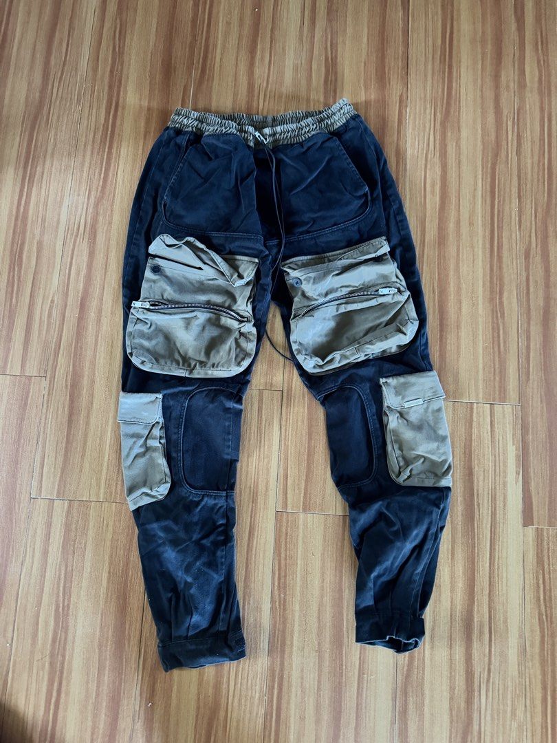 Represent Cargo (Category: Joggers) located in Laoag. Submitted by quin.r (Listing ID 1466408114, Image 1). Description: Medium on tag 1500 shipped Slightly nego.