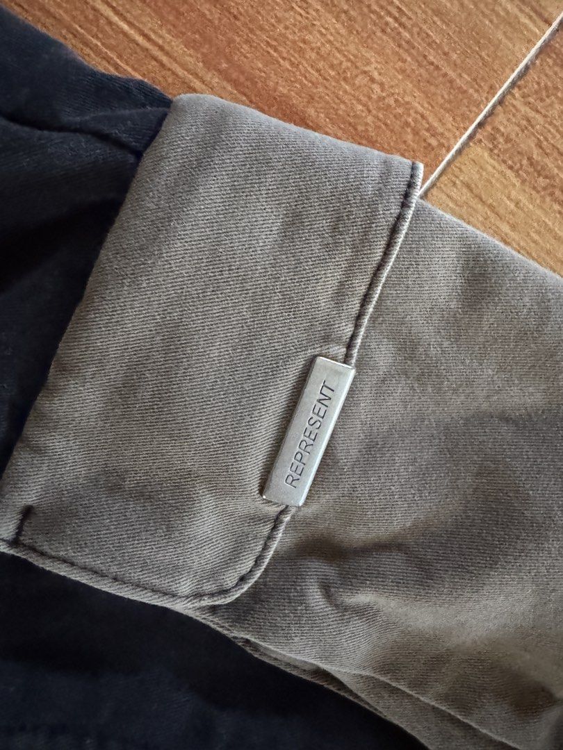Represent Cargo (Category: Joggers) located in Laoag. Submitted by quin.r (Listing ID 1466408114, Image 3). Description: Medium on tag 1500 shipped Slightly nego.