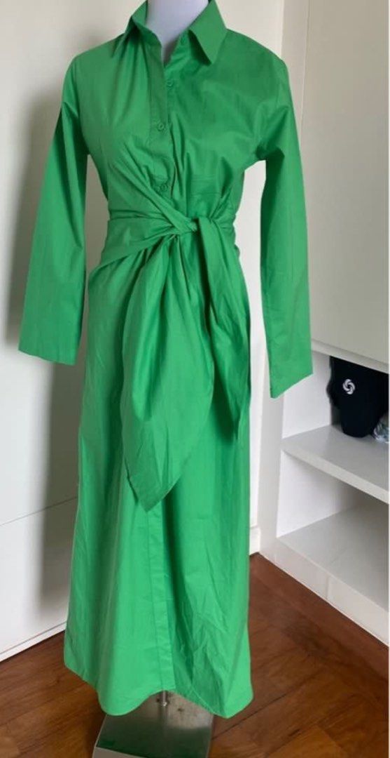 Reverse Green long dress (Category: Dresses) located in Nabua. Submitted by clementina_studio (Listing ID 1466424516, Image 1). Description: With belt detail Used once Small-medium .