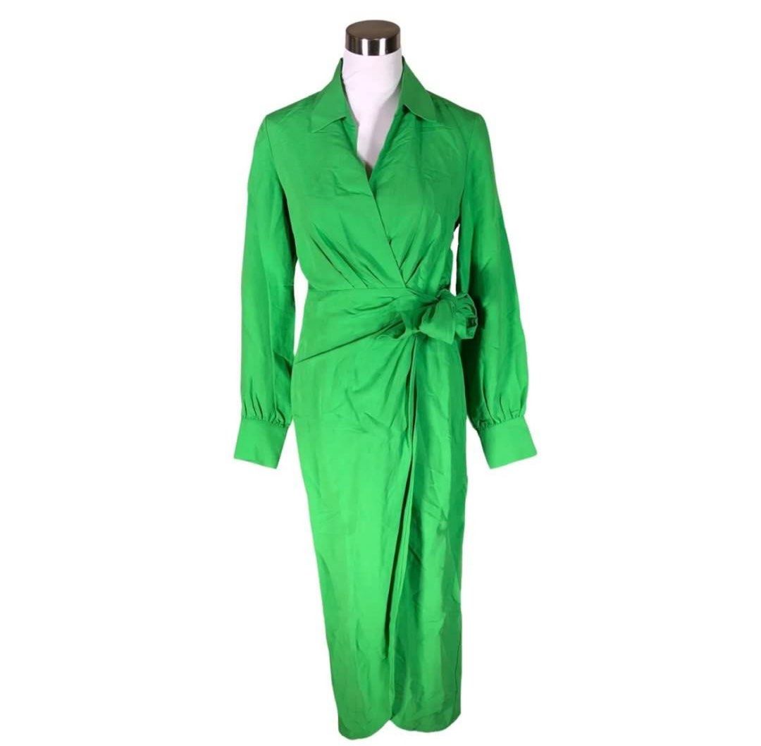 Reverse Green long dress (Category: Dresses) located in Nabua. Submitted by clementina_studio (Listing ID 1466424516, Image 3). Description: With belt detail Used once Small-medium .