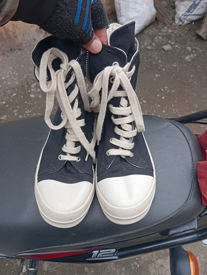 RICK OWENS (Category: Sneakers) located in Monkayo. Submitted by danielcabusora (Listing ID 1466478595, Image 1). Description: RICK OWENS HIGHCUT SHOES 25 CM NO FLAWS NO ISSUE.