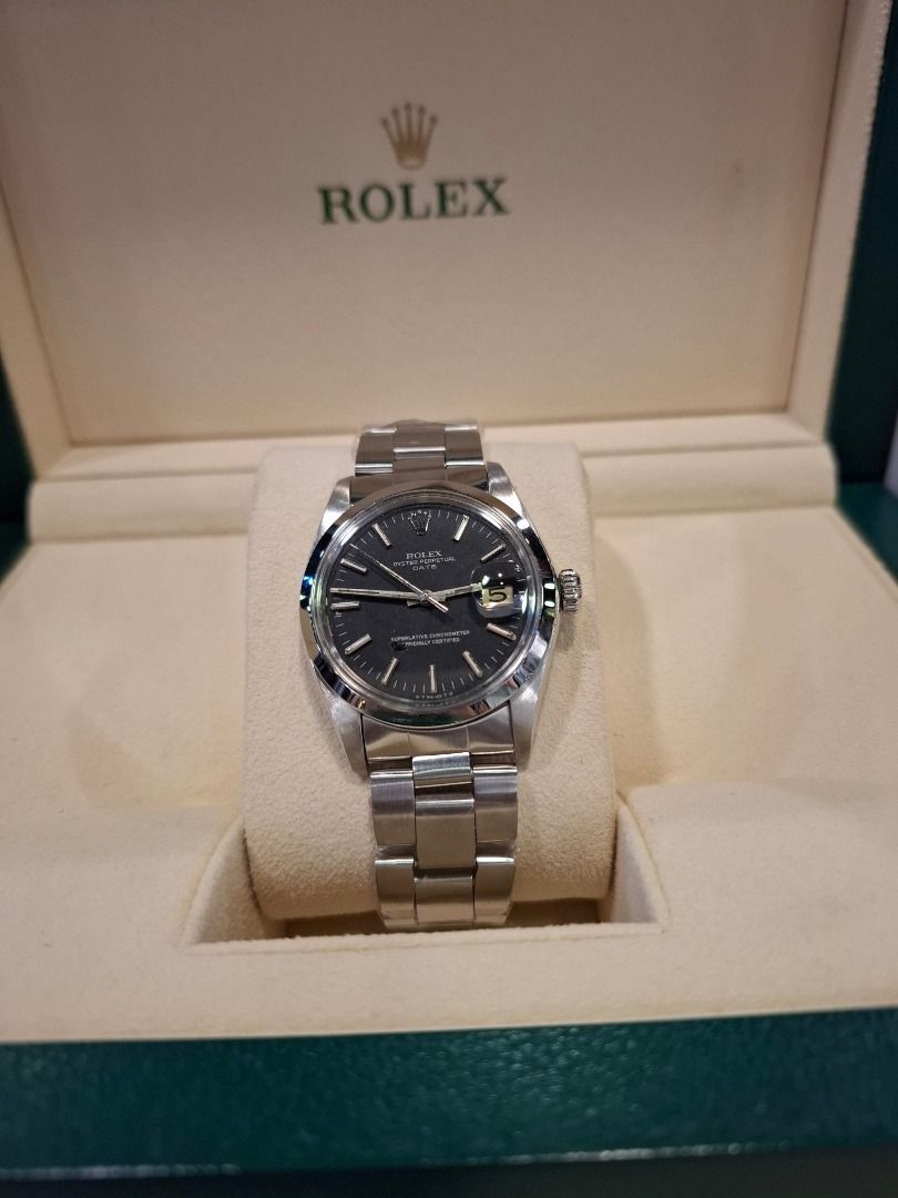 Rolex 34mm Back Stick Date REF: 1500 / 原装黑面 （分類：手錶）位於 Hong Kong。 由 mymable 提交（商品編號 1466473412，圖片 3）。簡介： 系列 : Oyster Perpetual Black Stick Date 型號 : 1500 Size : 34mm 原装黑面，面有瑕疵 No Paper. Watch only 12 links 12格 詳情請 W A +852 9290 9403 查詢 或 私信喔 见面交收，地点可以倾。