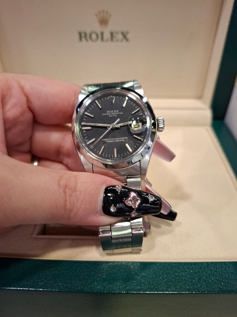 Rolex 34mm Back Stick Date REF: 1500 / 原装黑面 （分類：手錶）位於 Hong Kong。 由 mymable 提交（商品編號 1466473412，圖片 2）。簡介： 系列 : Oyster Perpetual Black Stick Date 型號 : 1500 Size : 34mm 原装黑面，面有瑕疵 No Paper. Watch only 12 links 12格 詳情請 W A +852 9290 9403 查詢 或 私信喔 见面交收，地点可以倾。