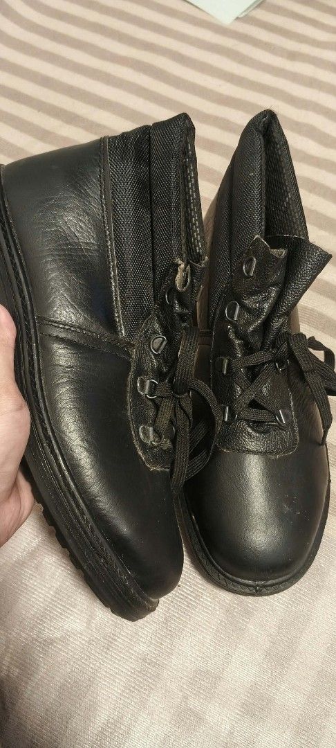 Safety Shoes Size 9 / EU 43 (Category: Boots) located in Mandaluyong City. Submitted by jacqtomines (Listing ID 1466562239, Image 1). Description: - Brand: Panpisco Ultima Colmar S2 Safety Shoes - Color: Black - Size: UK 9 / EU 43 - Material: Durable leather and textile upper with lace-up closure and metal eyelets - Safety Features: Oil and petrol resistant, antistatic rubber outsoles with shock absorbers - Standards: Tested to OSHC Rule 1080 and