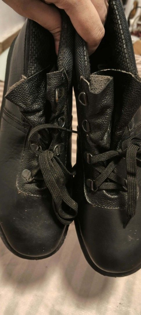 Safety Shoes Size 9 / EU 43 (Category: Boots) located in Mandaluyong City. Submitted by jacqtomines (Listing ID 1466562239, Image 2). Description: - Brand: Panpisco Ultima Colmar S2 Safety Shoes - Color: Black - Size: UK 9 / EU 43 - Material: Durable leather and textile upper with lace-up closure and metal eyelets - Safety Features: Oil and petrol resistant, antistatic rubber outsoles with shock absorbers - Standards: Tested to OSHC Rule 1080 and