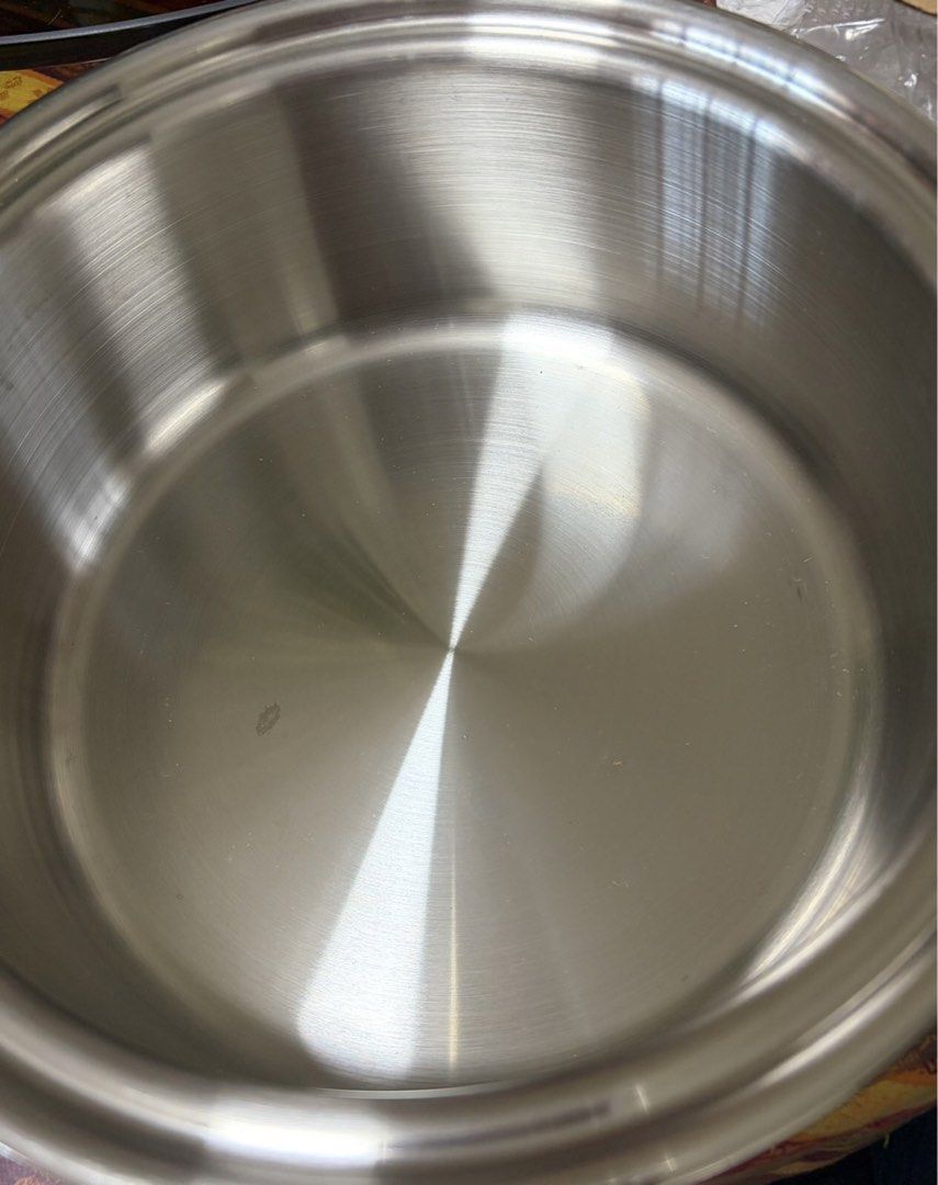 Saladmaster 4 QT. Roaster (Category: Cookware & Accessories) located in Quezon City. Submitted by gchua888 (Listing ID 1466337366, Image 2). Description: Saladmaster 4 Qt. Covered Roaster 3.9 Liters TP304-316 Surgical Stainless Steel Made in USA With box included Item has some stains on the bottom of the pan due to storage. RFS: Extra Mode of payment: Gcash or BDO only No meetups. No bogus buyers and joy reservers. No cancellations of confirmed o