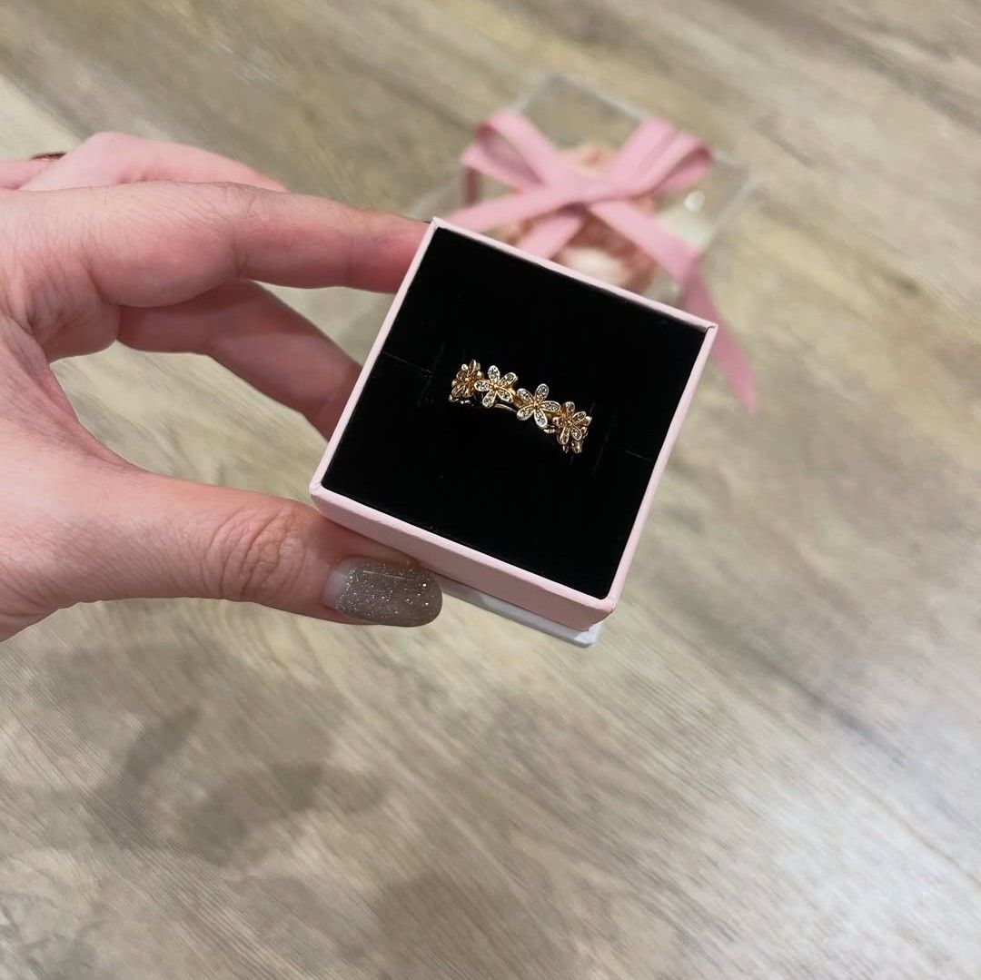 SALE❗Pandora Daisy Flower Ring (Category: Rings) located in Manila. Submitted by badaloves_u (Listing ID 1466498253, Image 3). Description: - 💯 Authentic Pandora with Authenticity ALE marks - FREE Box and Paper bag 🛍️ - ✨ FREE Cleaning to any Pandora Store 🛵 LALAMOVE courier for same day delivery 🚚 J&T provincial courier.