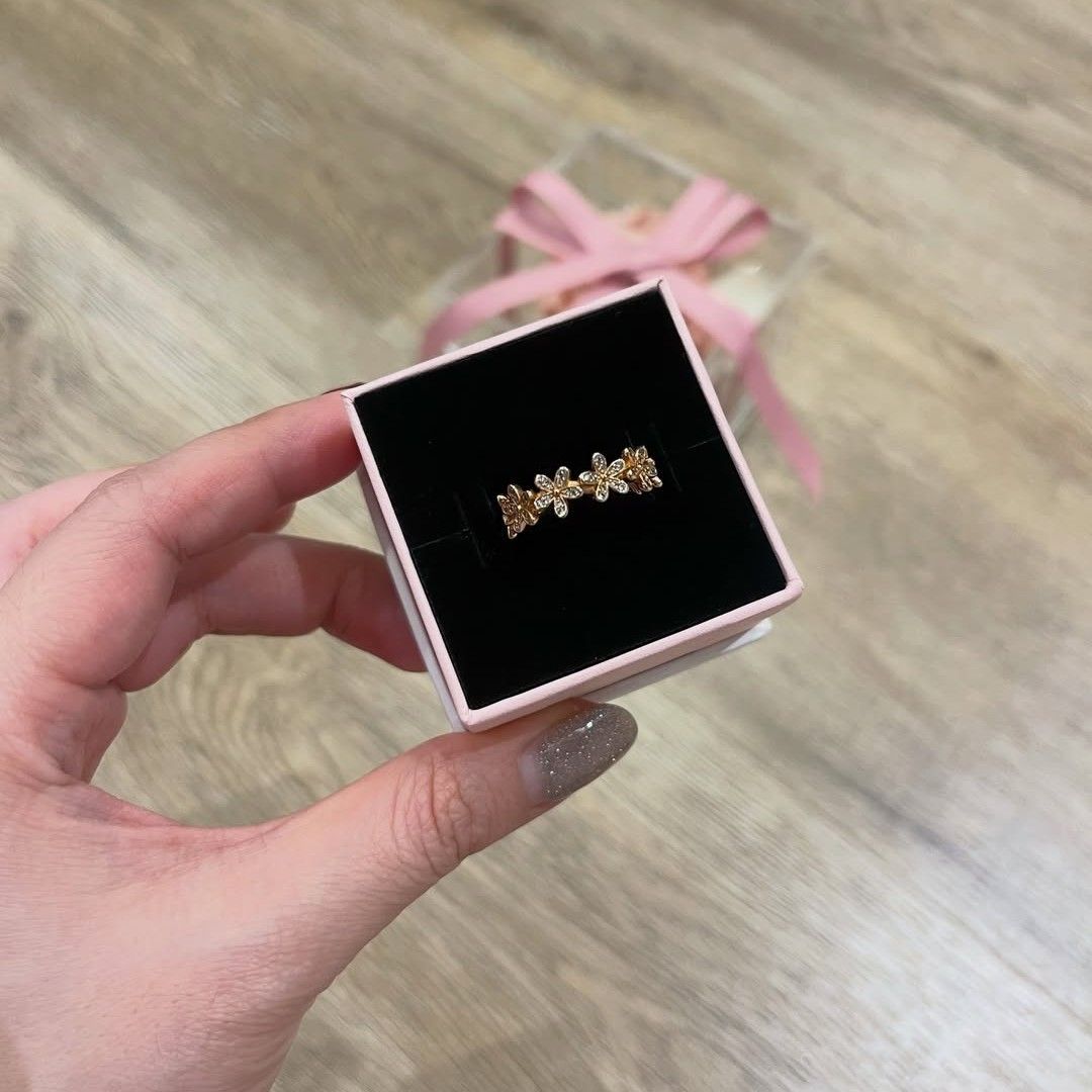 SALE❗Pandora Daisy Flower Ring (Category: Rings) located in Manila. Submitted by badaloves_u (Listing ID 1466498253, Image 2). Description: - 💯 Authentic Pandora with Authenticity ALE marks - FREE Box and Paper bag 🛍️ - ✨ FREE Cleaning to any Pandora Store 🛵 LALAMOVE courier for same day delivery 🚚 J&T provincial courier.