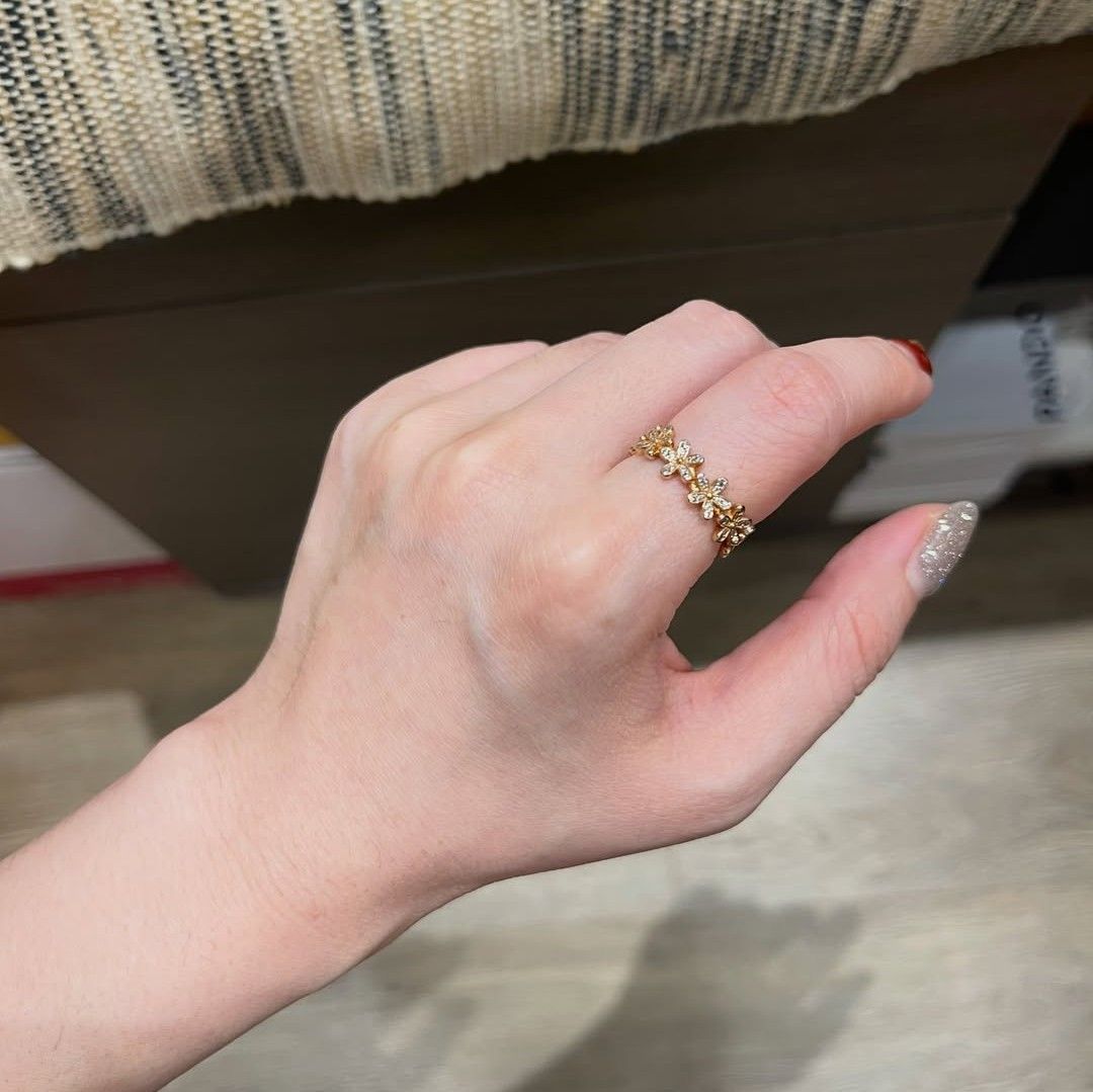SALE❗Pandora Daisy Flower Ring (Category: Rings) located in Manila. Submitted by badaloves_u (Listing ID 1466498253, Image 1). Description: - 💯 Authentic Pandora with Authenticity ALE marks - FREE Box and Paper bag 🛍️ - ✨ FREE Cleaning to any Pandora Store 🛵 LALAMOVE courier for same day delivery 🚚 J&T provincial courier.