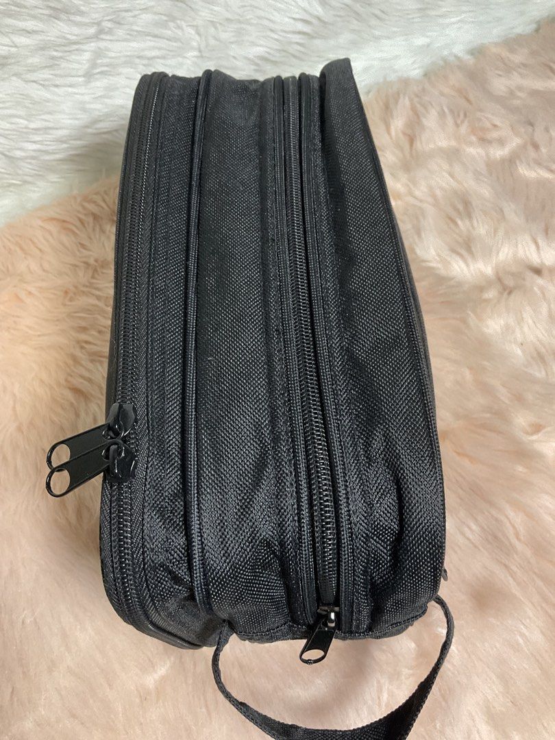 Samsonite Black Travel Toiletry Bag Dopp Kit (Category: Belt bags, Clutches and Pouches) located in La Trinidad. Submitted by naravincollections (Listing ID 1466508702, Image 3). Description: Samsonite black toiletry bag made from durable canvas material. Multiple compartments with smooth zipper closures keep everything organized. Includes a side grab handle for easy carrying. Sleek silver Samsonite logo plaque mounted on the front pocket. Great 