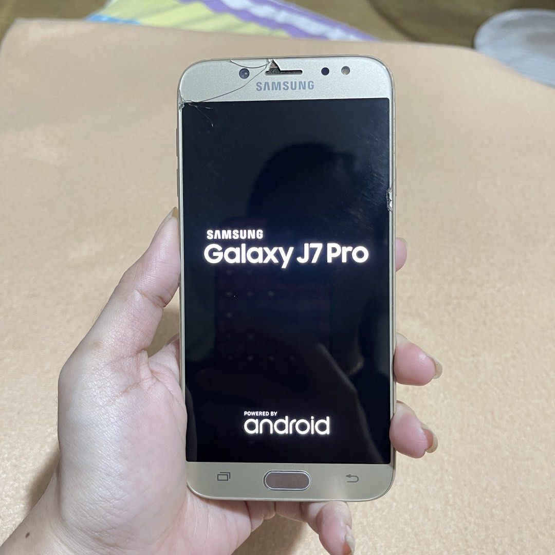 Samsung J7 Pro (Category: Samsung) located in Manila. Submitted by jinariii (Listing ID 1466550114, Image 2). Description: ▫️Selling my Android phone ▫️What you see is what you get ▫️Actual photo of the phone ❗️Has cracked on the upper and side of the screen ❗️Front camera is kind of blurry due to the crack 🔺RFS: Extra phone 💰MOP: BPI | Maribank | MAYA | GCash.