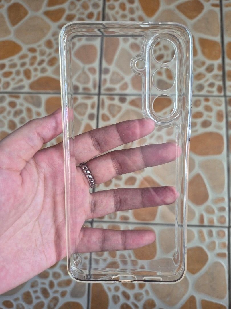 Samsung S25 fe Clear Case (Category: Cases & Sleeves) located in Taguig. Submitted by mvgc04 (Listing ID 1466340114, Image 2). Description: With camera protection..