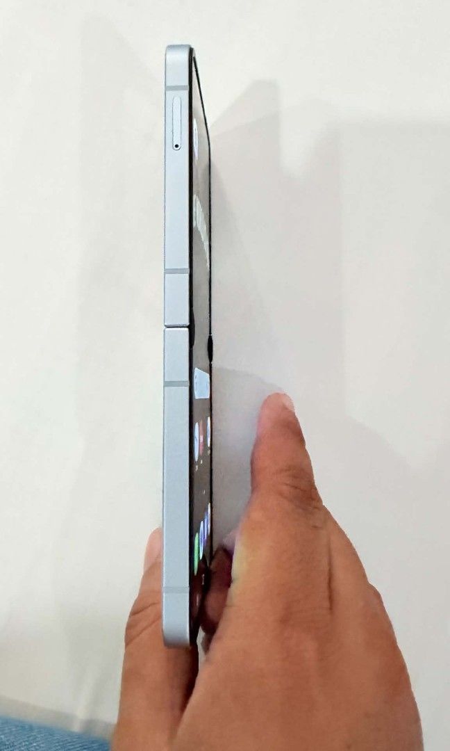 SAMSUNG Z FLIP6 (Category: Samsung) located in Pasig City. Submitted by jackson.reaper8818 (Listing ID 1466535179, Image 3). Description: PLEASE READ!!! SAMSUNG Z FLIP 6 12/256 GB NO ISSUE, NO DEAD PIXEL, NO GHOST TOUCH. GOOD AS NEW!! MINOR SCRATCHES ONLY FOR SALE AS UNIT ONLY RFS: UPGRADED TO IPHONE PASIG CITY LOCATION PASS TO LOWBALL CHECK ALL U WANT SA UNIT PWEDENG -PWEDE.