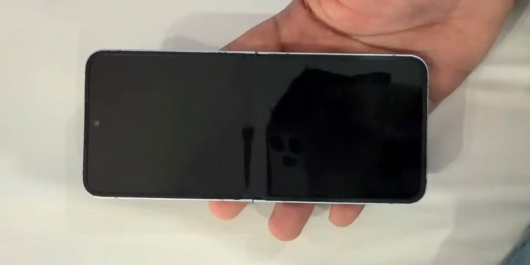 SAMSUNG Z FLIP6 (Category: Samsung) located in Pasig City. Submitted by jackson.reaper8818 (Listing ID 1466535179, Image 1). Description: PLEASE READ!!! SAMSUNG Z FLIP 6 12/256 GB NO ISSUE, NO DEAD PIXEL, NO GHOST TOUCH. GOOD AS NEW!! MINOR SCRATCHES ONLY FOR SALE AS UNIT ONLY RFS: UPGRADED TO IPHONE PASIG CITY LOCATION PASS TO LOWBALL CHECK ALL U WANT SA UNIT PWEDENG -PWEDE.