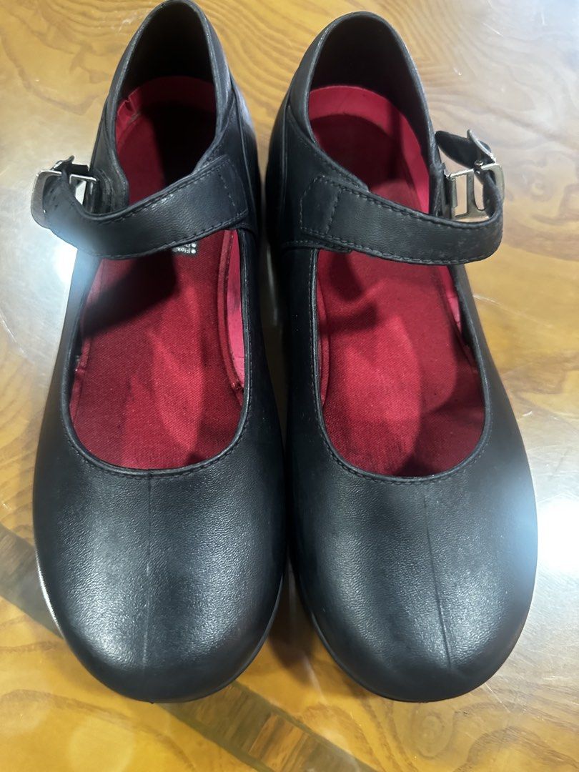 School shoes (Category: Flats & Sandals) located in Quezon City. Submitted by nhamaq (Listing ID 1466342376, Image 2). Description: FOR SALE: EasySoft Mary Jane Shoes 🖤 Preloved EasySoft black Mary Jane shoes, Size 35. Classic and simple design—perfect for school, office, uniform, or everyday wear. ✨ Flexible and lightweight ✨ Durable & shock-absorbing ✨ Adjustable buckle strap ✨ Comfortable red cushioned lining ✨ Soles still have good tread ✨ G