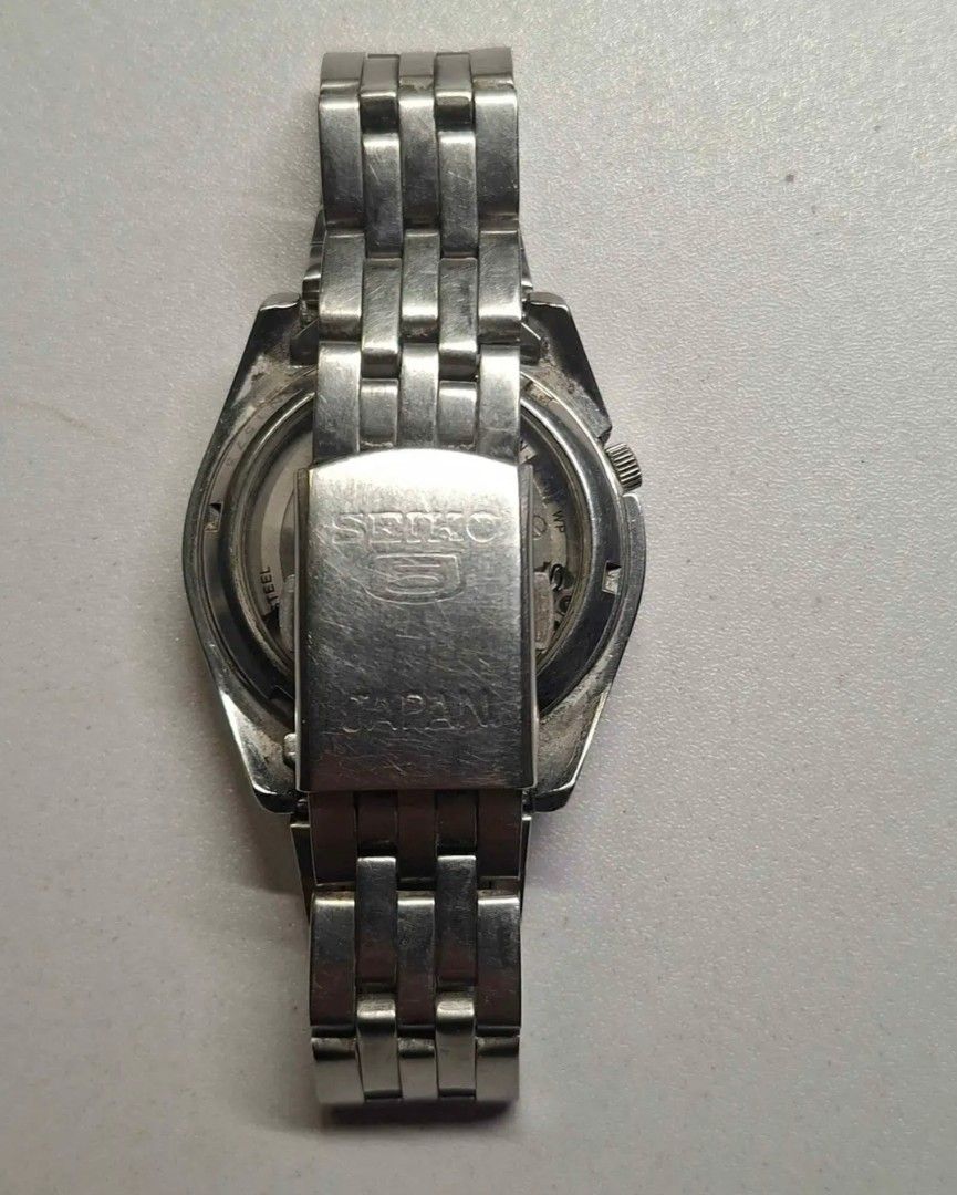 Seiko 5 Automatic 21 Jewels Watch (Category: Men's Watches) located in Caloocan City. Submitted by swiftwater_9c01d6 (Listing ID 1466499237, Image 3). Description: - Brand/Model: Seiko 5 Automatic Watch - Movement: Reliable 7S26 automatic movement with 21 jewels (exhibition case back) - Dial: Unique checkered dark dial with luminous hands and hour markers - Features: Convenient day and date display at 3 o'clock, crown positioned at 4 o'clock - Ma