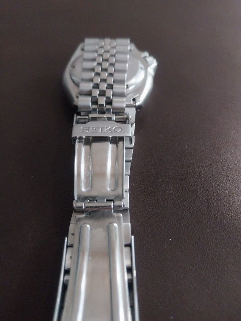 Seiko diver automatic (Category: Men's Watches) located in Manila. Submitted by gooddealsmnl (Listing ID 1466354463, Image 2). Description: Seiko Divers 200 meters No Issue. Runs smooth. Presentable With Box. Extra links. Manual Free: Metal Refillable lighter Binondo area meetup Rfs: unloading stuff Thank You po.