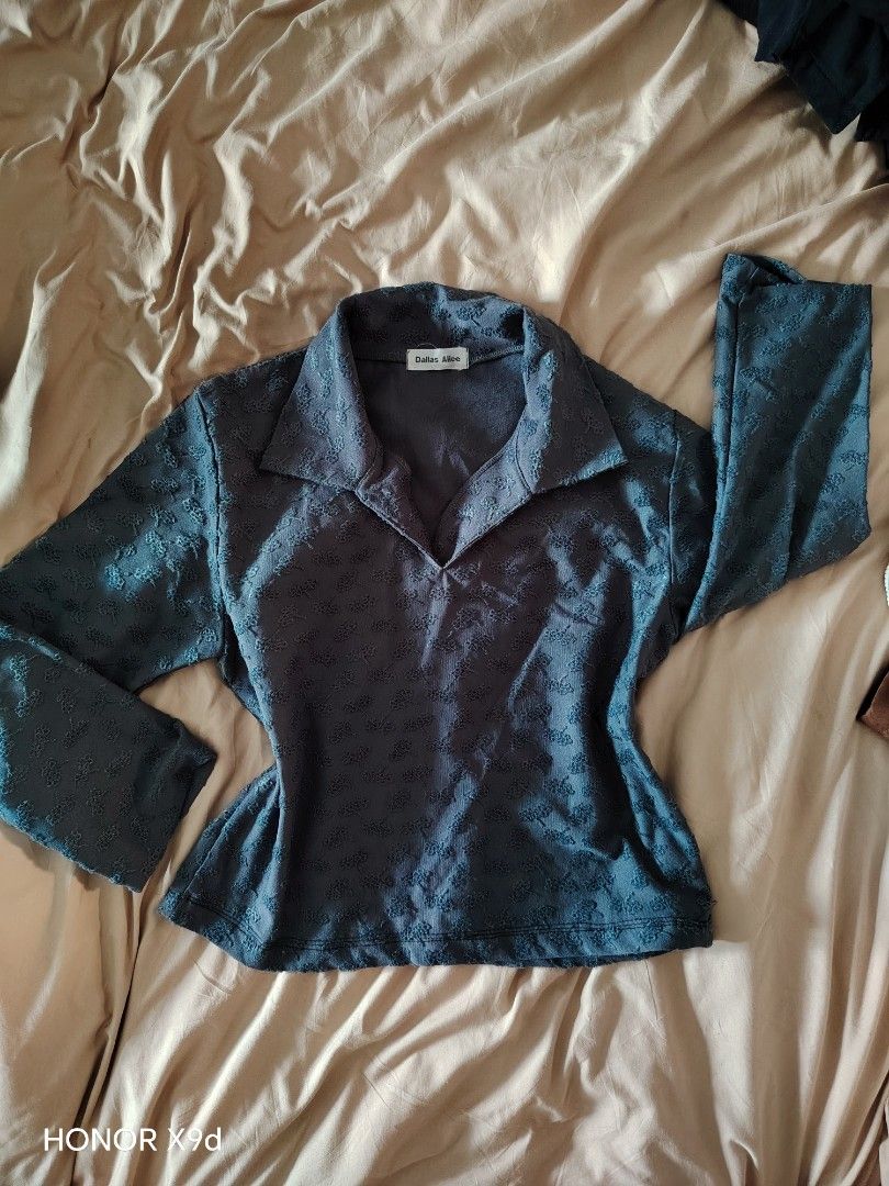 Semi-Cropped Polo Textured Long Sleeve (Category: Longsleeves) located in Mabalacat. Submitted by Jackikay.PreLoved (Listing ID 1466409721, Image 1). Description: - Xs-S - Brand/Style: Dallas Alice Long Sleeve Semi-Crop - Color: Dark teal green - Design: Collar neckline with split V-front and all-over textured floral pattern - Material: Thick textured fabric - Best for: Casual Outings - Condition: Excellent / As good as new.