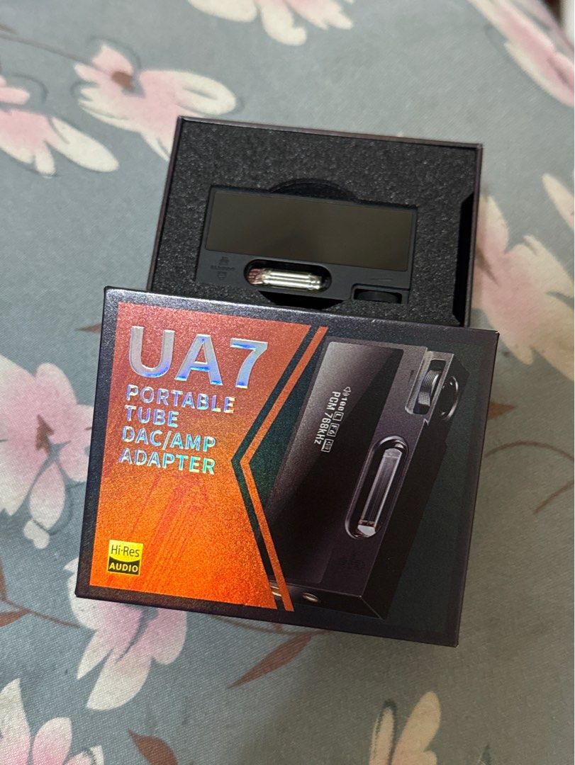 Shanling UA7 電子管便攜解碼耳擴 （分類：音樂播放裝置 MP3及CD Player）位於 Hong Kong。 由 ducan_li_0.0 提交（商品編號 1466492379，圖片 1）。簡介： Shanling UA7：口袋裡的「雙音色」膽機小尾巴 搭載 ES9069 旗艦 DAC 與雙 JAN6418 軍規電子管，UA7 完美將現代高清解碼與傳統溫潤「膽真味」融為一體。支援晶體管/電子管雙音色切換，配合自研開放式避震結構，有效杜絕麥克風效應。4.4mm 平衡輸出高達 577mW，並配備 OLED 螢幕與 APP 智能控制，是您隨身耳機的極致驅動核心。 。