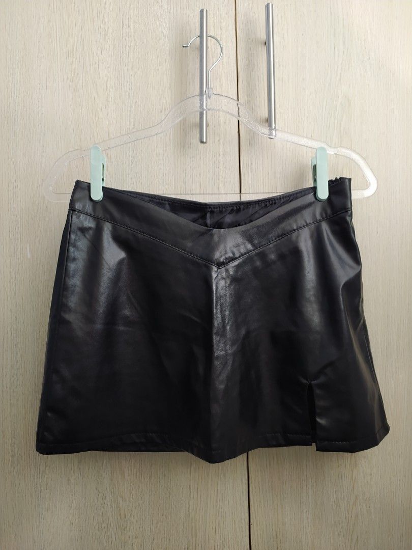 SHEIN Black Mini Skort (Category: Skirts) located in Bacoor. Submitted by lieze (Listing ID 1466442486, Image 1). Description: used twice only mini skirt and shorts inside v cut sa front fit for 24-26 waistline.