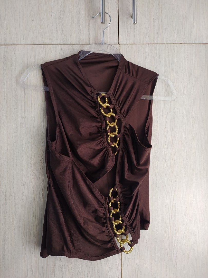 SHEIN Brown Top (Category: Sleeveless) located in Bacoor. Submitted by lieze (Listing ID 1466437766, Image 1). Description: used once for halloween '25 medyo mabigat yung chains pero comfy suotin.