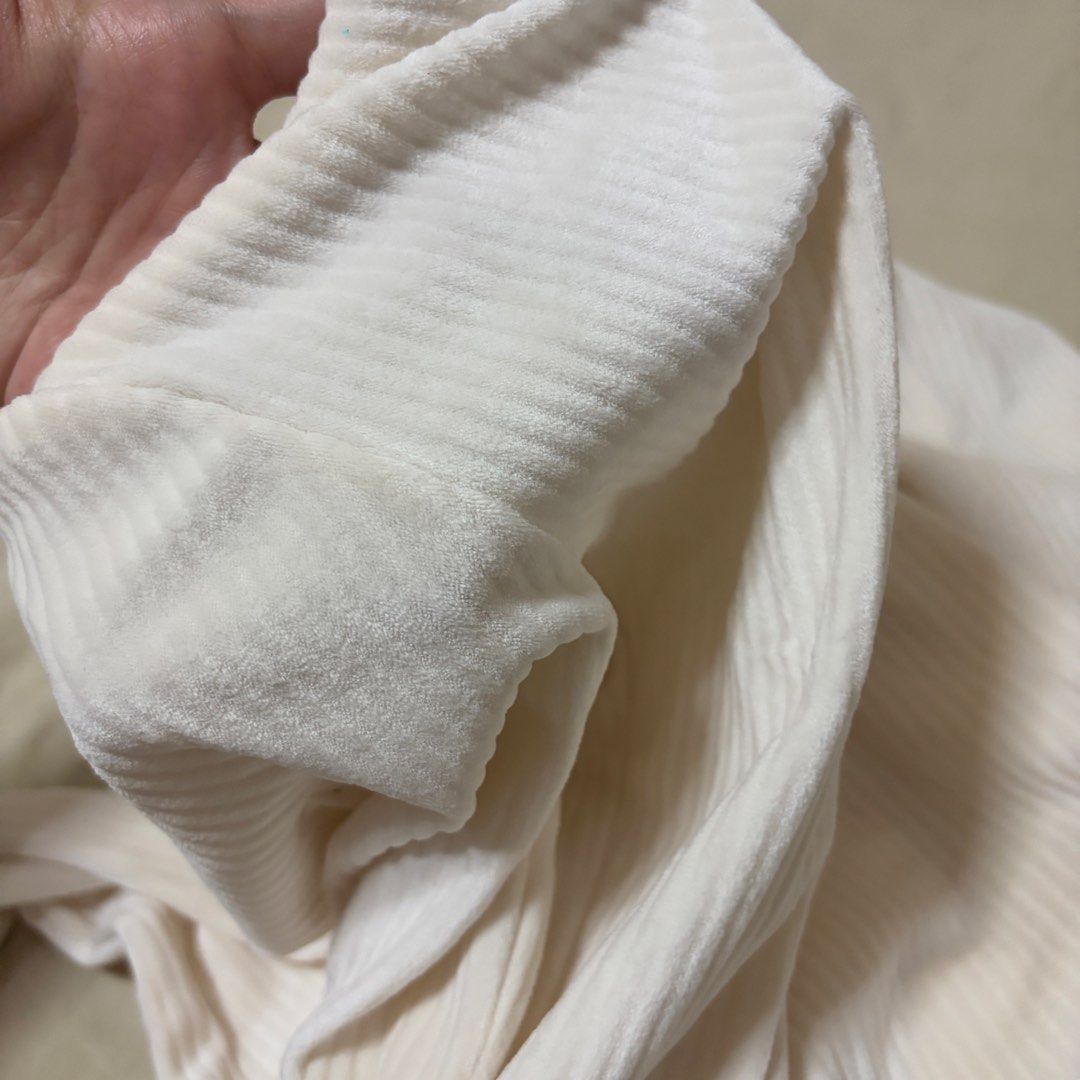 SHEIN Off Shoulder Ribbed Long Sleeve Top (Category: Longsleeves) located in Mandaluyong City. Submitted by afterceej (Listing ID 1466473134, Image 3). Description: - Brand: SHEIN - Style: Off-shoulder long sleeve top, slim fit - Color: Cream white - Size: Small (EU 36, US 4) - Material: Soft ribbed velvet-like fabric - Condition: Great basic piece for layering or wearing on its own 📍 Mandaluyong 🚚 Shipping fee c/o buyer via Lalamove or J&T DM 