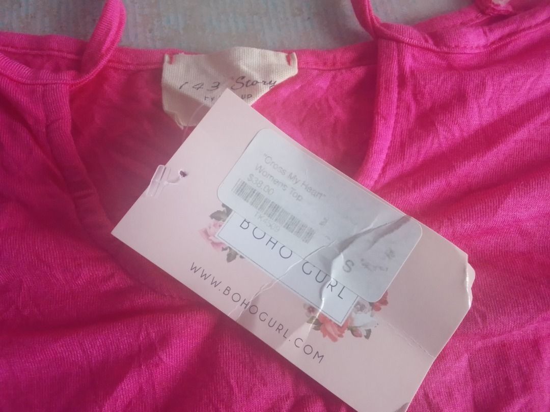 Shirt US BNEWTAG (Category: Shirts) located in Los Banos. Submitted by mania-62906 (Listing ID 1466394310, Image 3). Description: BNEWTAG. US small Note: Marami sa items bentang palugi po. Hindi mura po Ang pagkabili ko po).