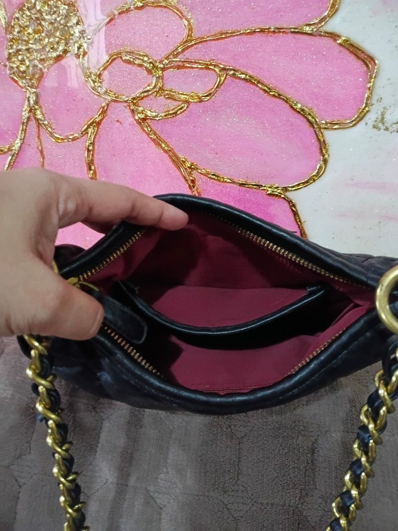 Shoulder bag (Category: Purses & Pouches) located in San Fernando. Submitted by goodbuys47 (Listing ID 1466407505, Image 3). Description: clean and cute! for your everyday or party..