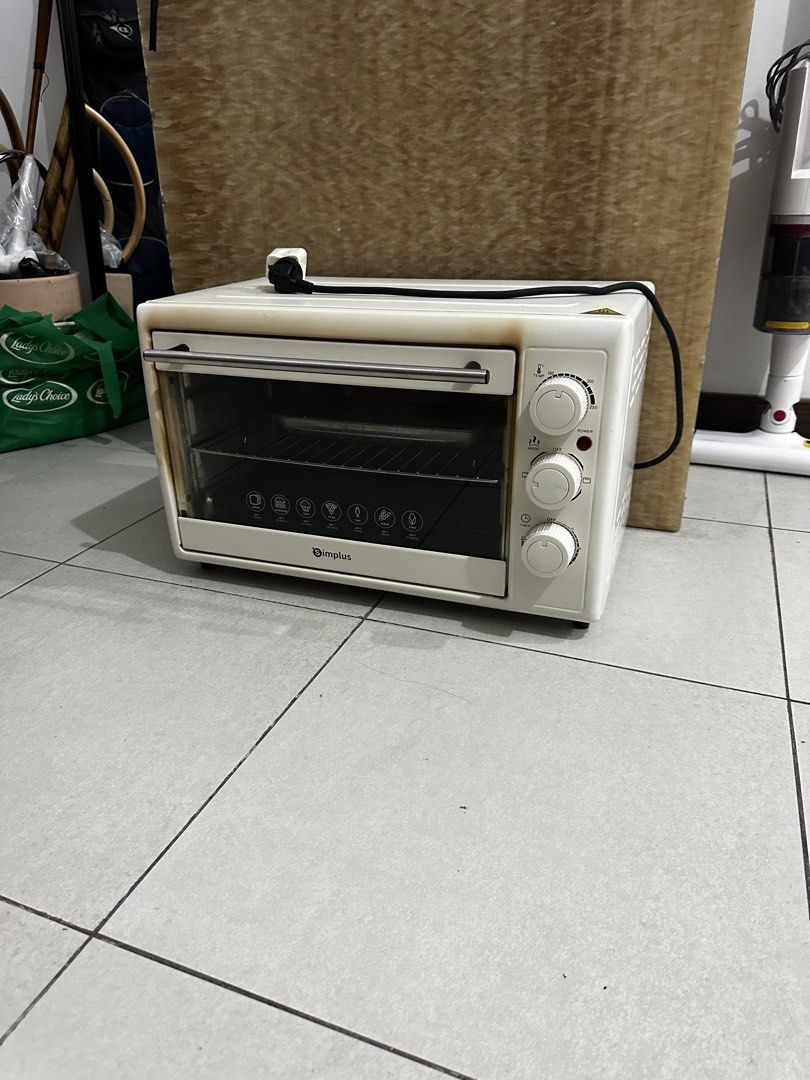 Simplus Electric Oven White (Category: Ovens & Toasters) located in Pasig City. Submitted by xoaeshaox (Listing ID 1466447234, Image 1). Description: - Brand/Model: Simplus White Electric Oven (Countertop model) - Features: 3 rotary dials for temperature, mode, and timer; glass door with printed cooking guides (bread, pizza, fish, etc.) - Inclusions: Built-in wire rack and baking tray with standard PH plug - Condition: Fully functional for baking