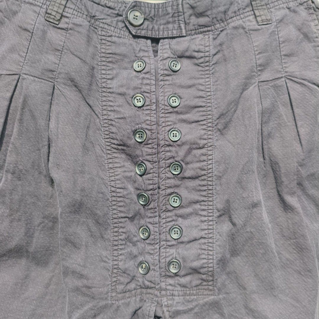 (size 32) Napoleon type multi button wide leg shorts (Category: Shorts) located in Lucena. Submitted by minryism (Listing ID 1466389905, Image 2). Description: Napoleon type wide lege short fits 32waist onli 300 length:22 in inseam:8 all buttons r functional af!!!! maganda yung volume nya pair it with ur fav boots atak na kaya siguro 30-32waist pero belt it henny!!! 💋💋💋💋💋💋 forda best fit po u can measure ur fav garments to compare if iz a m