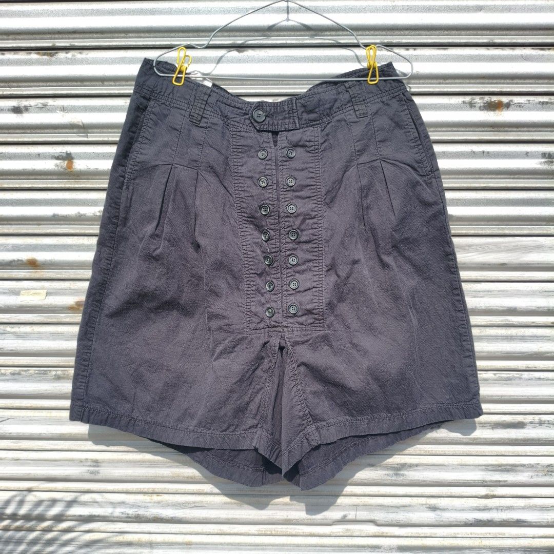 (size 32) Napoleon type multi button wide leg shorts (Category: Shorts) located in Lucena. Submitted by minryism (Listing ID 1466389905, Image 3). Description: Napoleon type wide lege short fits 32waist onli 300 length:22 in inseam:8 all buttons r functional af!!!! maganda yung volume nya pair it with ur fav boots atak na kaya siguro 30-32waist pero belt it henny!!! 💋💋💋💋💋💋 forda best fit po u can measure ur fav garments to compare if iz a m