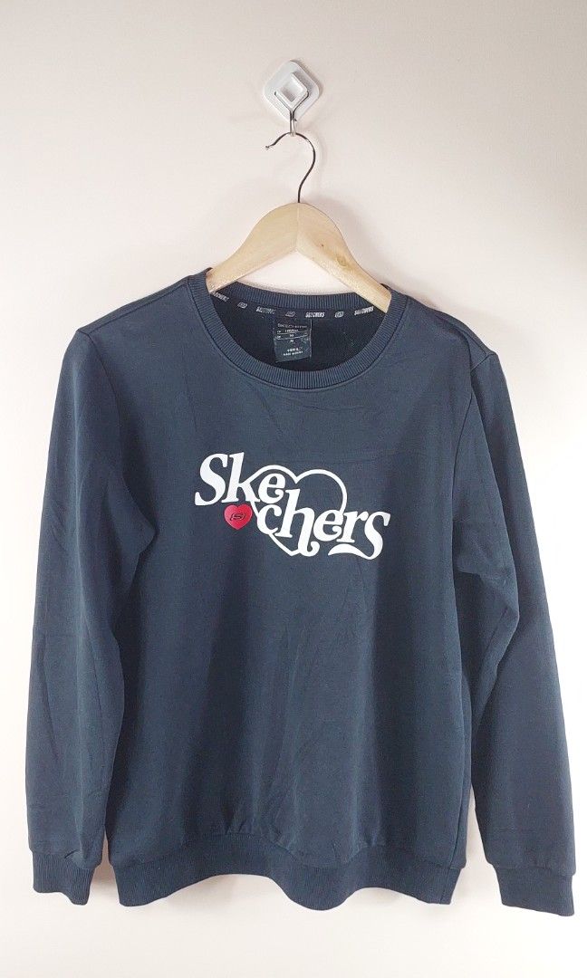 🔥Skechers Crewneck🔥 (Category: Activewear) located in Pozorrubio. Submitted by infinite_grind_0.1 (Listing ID 1466367994, Image 1). Description: 450 This is a black/dark navy Skechers Brand Logo Sweatshirt featuring a signature script Skechers logo on the chest with a red heart accent. Mon tag on tape: chest 19.5 length 23.5 excellent condition💯.
