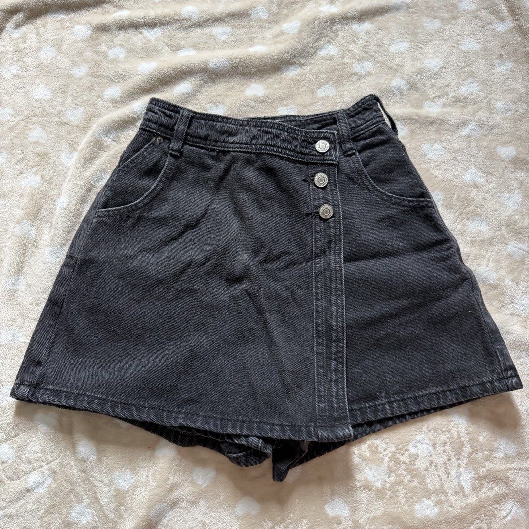 Skort (Category: Shorts) located in Manila. Submitted by shefindshope (Listing ID 1466438185, Image 1). Description: .