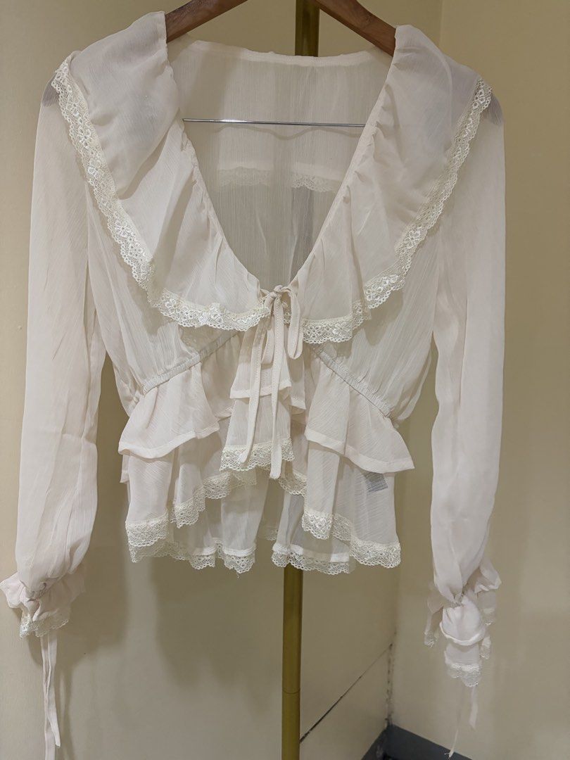Sleeve button down top (Category: Longsleeves) located in Mandaluyong City. Submitted by rachel.cadiz (Listing ID 1466448046, Image 1). Description: Very classy/elegant Very nice fit Small on tag Lakad makasexy/sosyal Originally P619 selling low P389 Used only once in excellent condition.