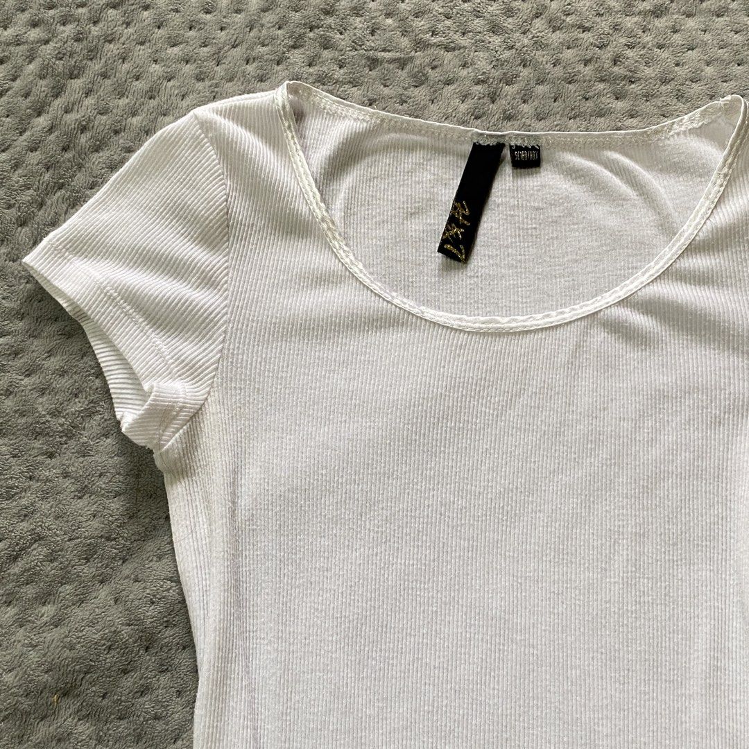 slim fit top (Category: Blouses) located in Ajuy. Submitted by savvyclassics (Listing ID 1466353906, Image 2). Description: dot stain..