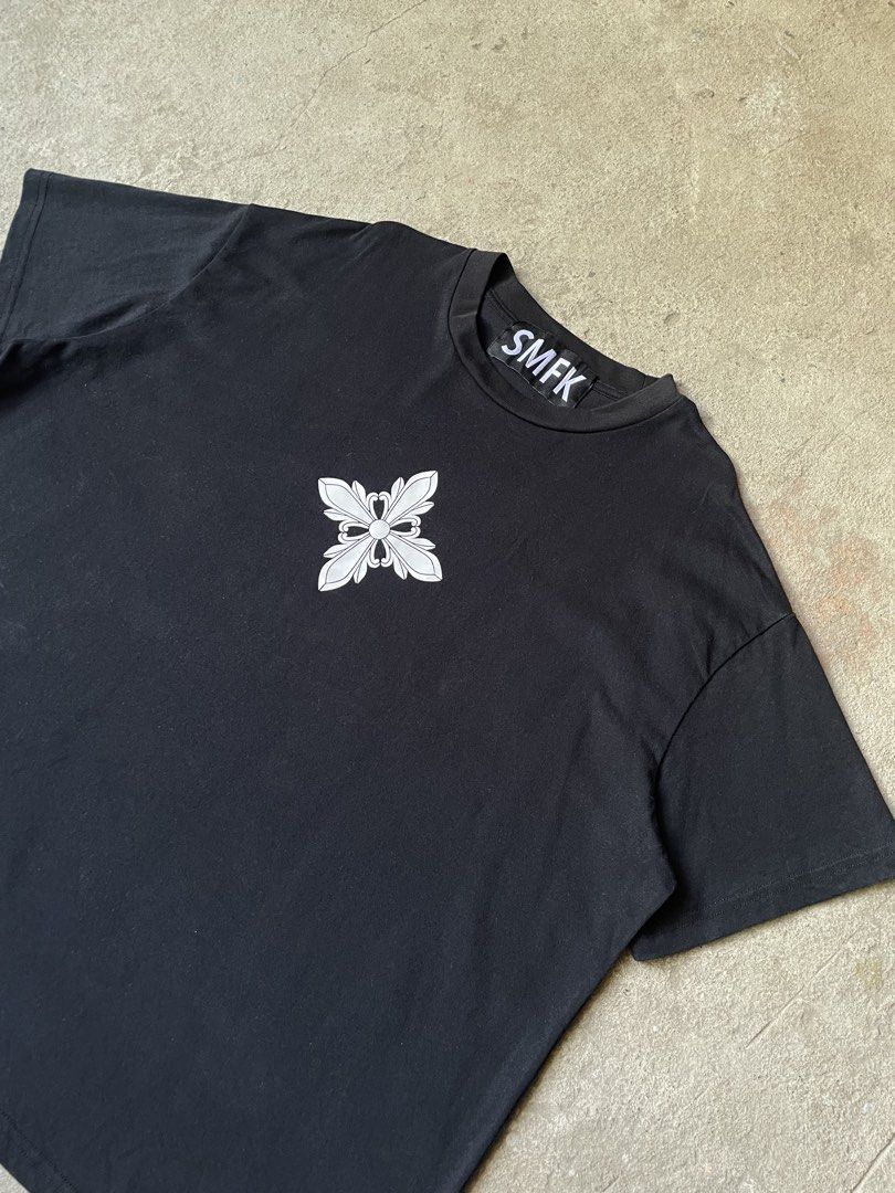 SMDK Snowflake Cross Logo Tee (Category: Tshirts & Polo Shirts ) located in Santiago. Submitted by ace.stuff (Listing ID 1466381936, Image 2). Description: No issues Popular korean brand CH alternative Boxy fit Large to XL DM to purchase.