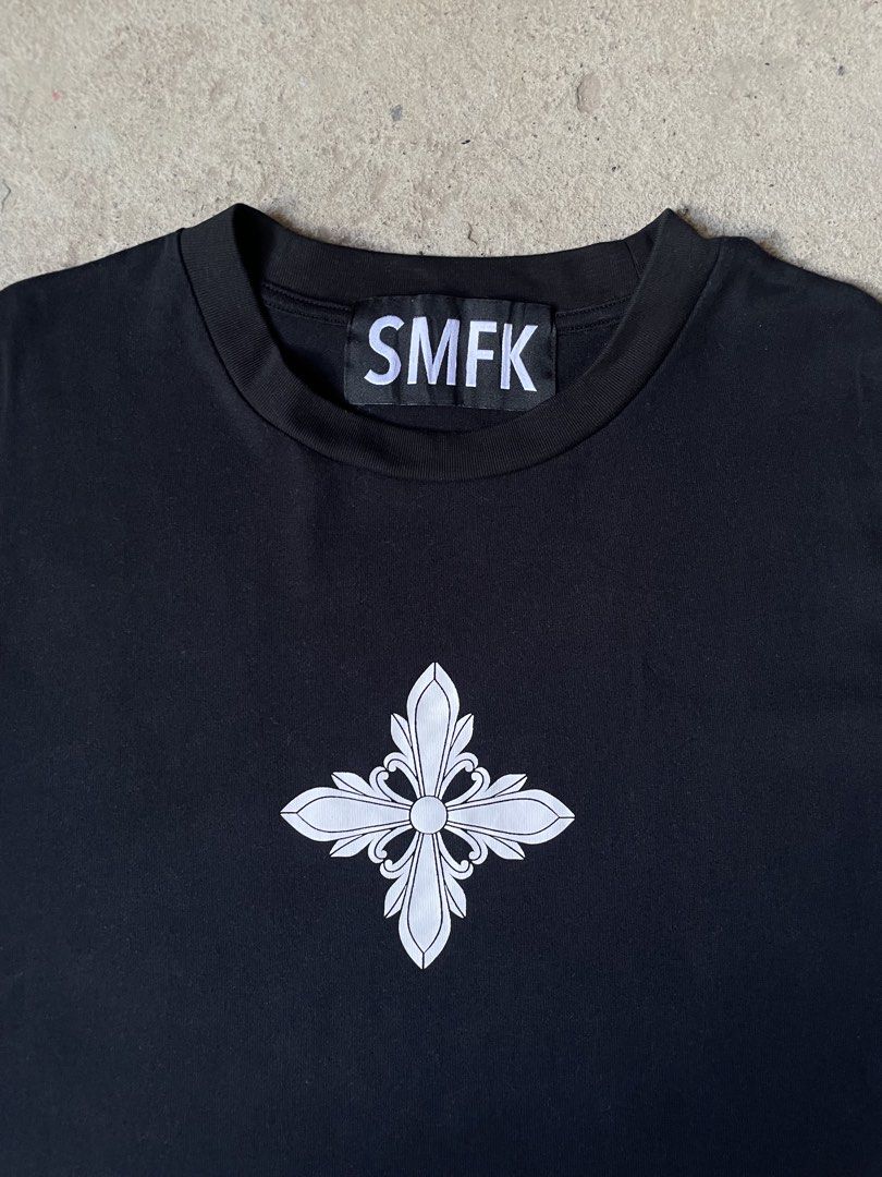 SMDK Snowflake Cross Logo Tee (Category: Tshirts & Polo Shirts ) located in Santiago. Submitted by ace.stuff (Listing ID 1466381936, Image 3). Description: No issues Popular korean brand CH alternative Boxy fit Large to XL DM to purchase.