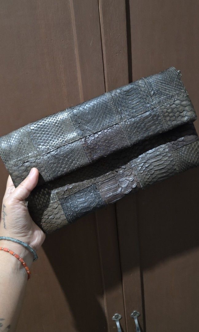 snakeskin clutch bag (Category: Clutches) located in Pagudpud. Submitted by jmpascual044757 (Listing ID 1466494623, Image 1). Description: made of real snakeskin patches and not embossed no flaws im great condition can double as a crossbody no free sf pass sa maarte pass sa barat initially posted for 700 reduced to 400.