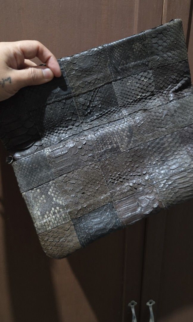 snakeskin clutch bag (Category: Clutches) located in Pagudpud. Submitted by jmpascual044757 (Listing ID 1466494623, Image 3). Description: made of real snakeskin patches and not embossed no flaws im great condition can double as a crossbody no free sf pass sa maarte pass sa barat initially posted for 700 reduced to 400.