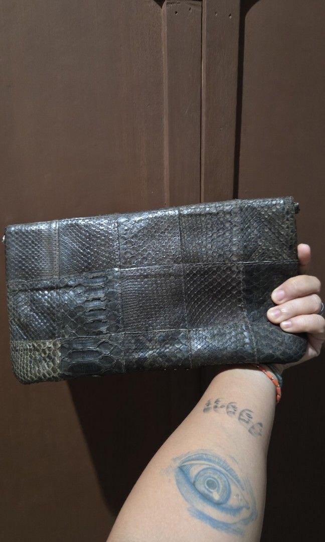 snakeskin clutch bag (Category: Clutches) located in Pagudpud. Submitted by jmpascual044757 (Listing ID 1466494623, Image 2). Description: made of real snakeskin patches and not embossed no flaws im great condition can double as a crossbody no free sf pass sa maarte pass sa barat initially posted for 700 reduced to 400.