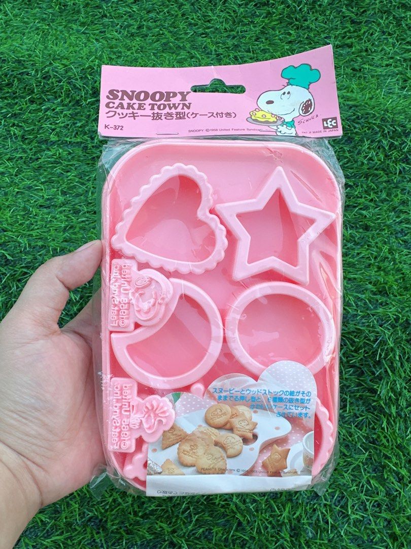 Snoopy Peanuts Bundle (Category: Bakeware) located in Manila. Submitted by ronoarabbit.ph (Listing ID 1466434253, Image 2). Description: ❗️300 last price posted, mura na yan❗️ - Pink Snoopy Cake Town cookie mold set with heart and star cutters - Limited Snoopy x Baskin Robbins absorbent kitchen drying mat (Snoopy & Woodstock design) - Snoopy Cake Town cookie bag set included - Perfect gift for bakers and Snoopy collectors.